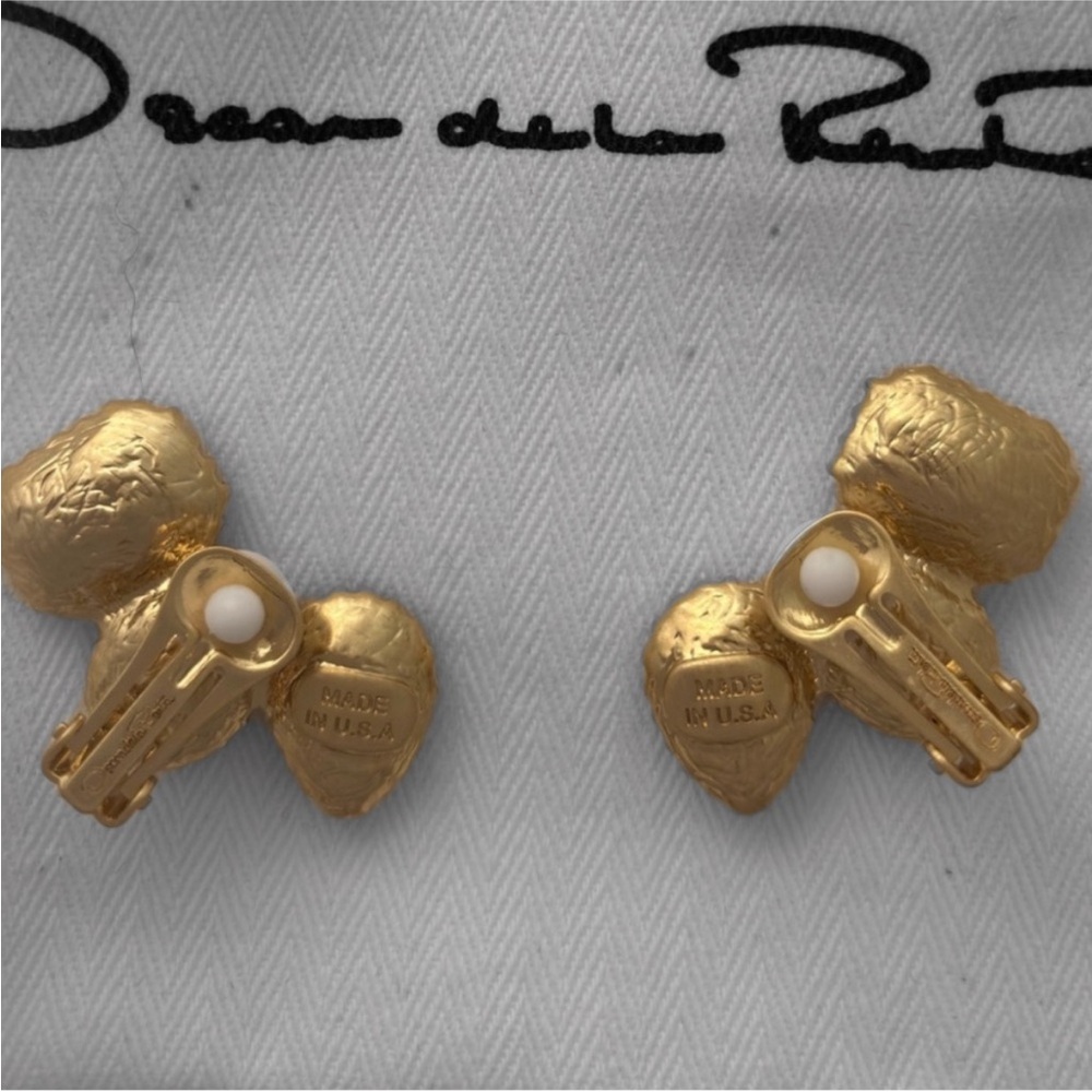 OSCAR de La Renta • Emerald-Cut Scramble Ear Cuffs Clip On Earrings . Greens - Picture 4 of 7